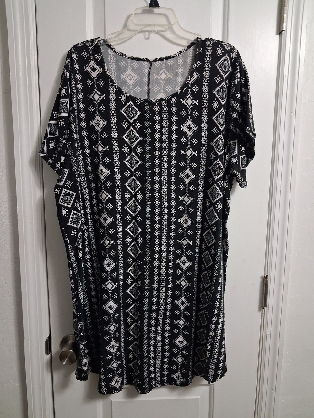 Black & White Geometric Print Women's Top